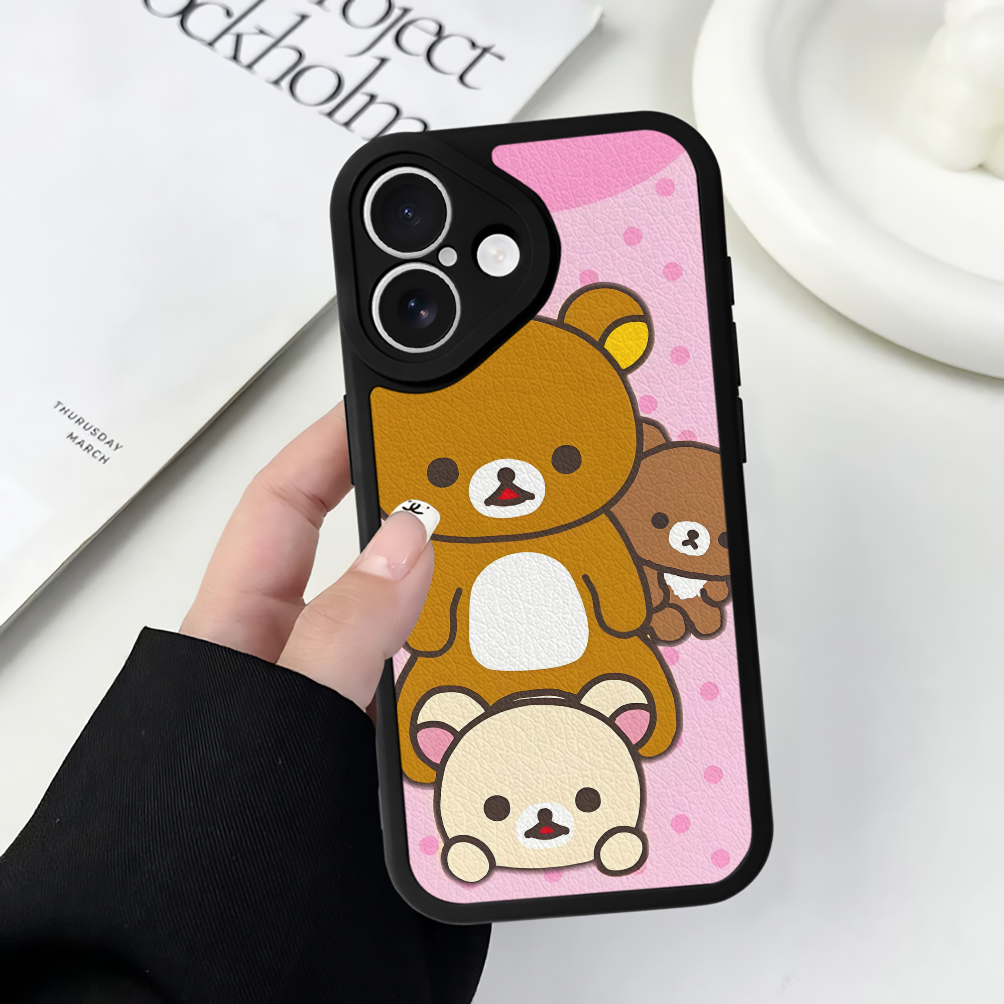 （画像用） リラックマ リラックマ キイロイトリ Rilakkuma Korilakkuma Kiiroitori 【iPhone 16シリーズ対応】シリコンスマホケース（レザー調） 材質：シリコン